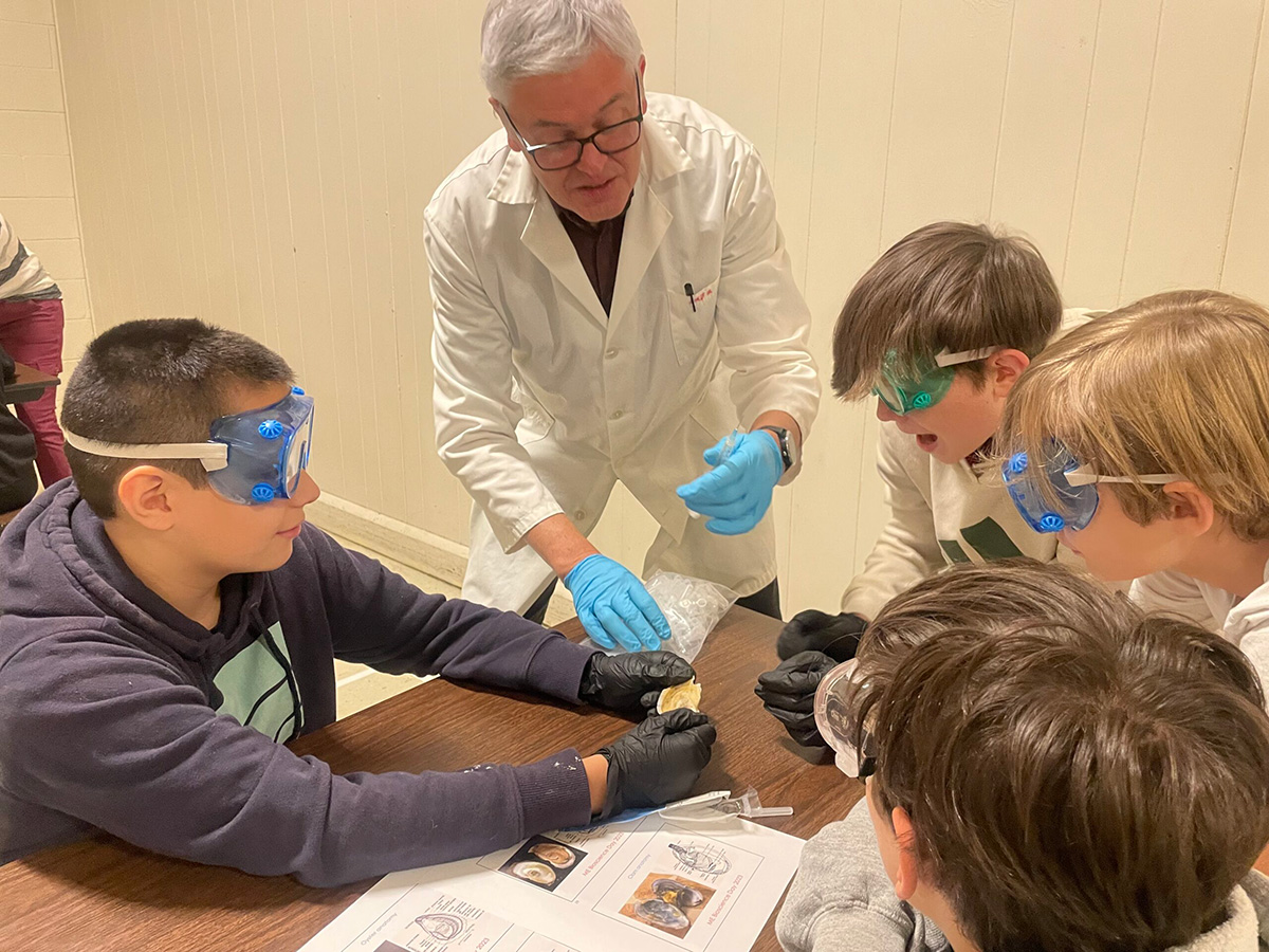 Fernández Robledo helping get young students excited about science